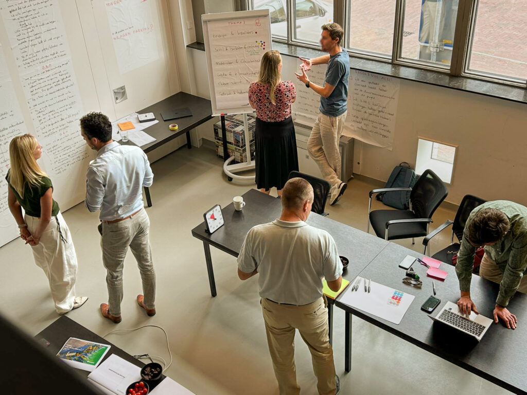 Mensen in overleg tijdens een design sprint